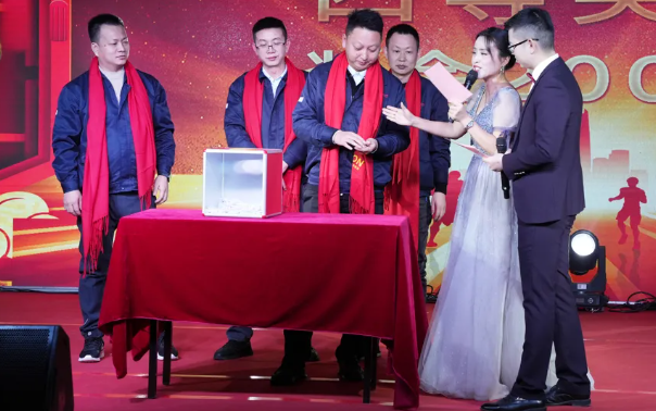黄石j9国际站备用2024年终晚会：凝心聚力，共创鲜丽！